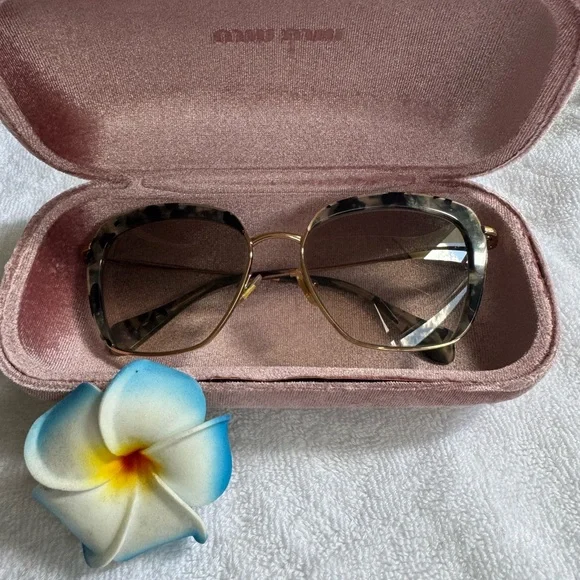 Miu Miu sunglasses 🕶️